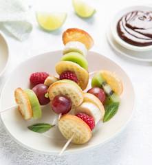 Pincho de frutas con minigofres crujientes