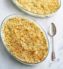 Gratinado de alheira com broa em cama de espinafres e batata palha