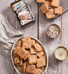 Razowe krakersy orkiszowe z parmezanem i słonecznikiem