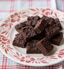 Brownies raw al cioccolato, mirtilli e vaniglia