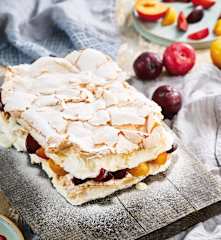 Doce branco com ameixa