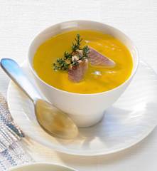 Möhrencremesuppe mit Räucherforelle