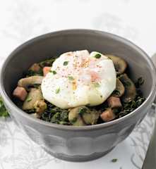 Espinafres e cogumelos com ovos escalfados