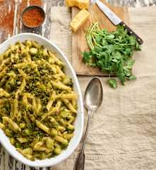 Massa gratinada com couve-de-bruxelas e bacon