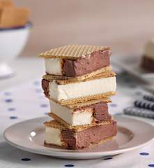 Helado de corte de nata y chocolate