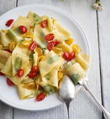 Pappardelle de manjericão e azeite de alho