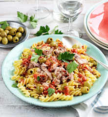 Salade de pâtes au thon et aux olives