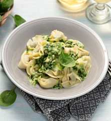 One Pot Tortelloni mit Gorgonzola-Spinat-Sauce