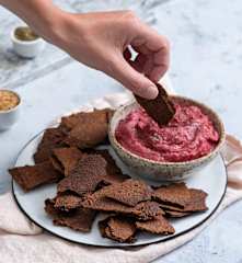 Chipsy z siemienia lnianego z dipem z buraków