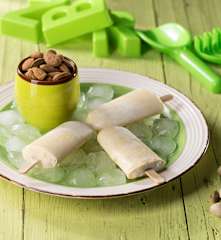 Ghiaccioli cremosi alla mandorla e pistacchi