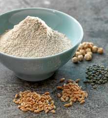 Mąka ze zmielonych ziaren zbóż