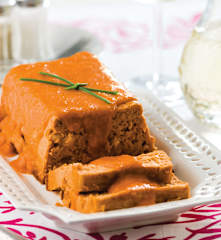 Pudim de peixe com molho de tomate