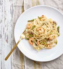 Linguine com camarão, cogumelos e espargos