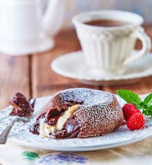 Volcán de chocolate con corazón de chocolate blanco
