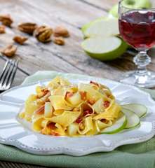 Tagliatelle mele e speck