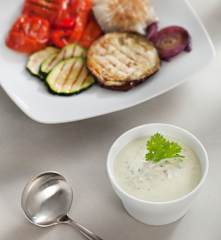 Aliño de yogur con guindilla, ajo, limón y cilantro