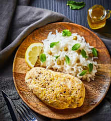 Pechuga de pollo jugosa con arroz a la hierbabuena