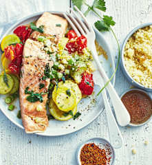 Saumon mariné, semoule épicée et légumes