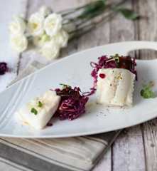 Merluzzo al vapore con cavolo cappuccio viola, nespole e datteri (di Mirko Ronzoni)