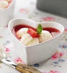 Pêssegos com molho de framboesa e gelado de baunilha