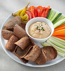 Dip de alubias blancas con chips de chía y quinoa