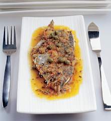 Chicharro con aceitunas y alcaparras