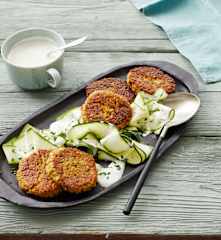 Grünkern-Frikadellen auf Zucchinisalat