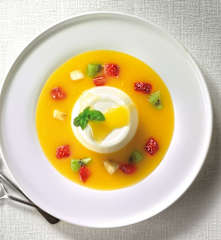 Mousse di yogurt con salsa alle albicocche