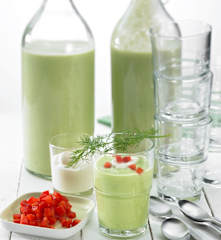 Gurkenkaltschale mit Avocado