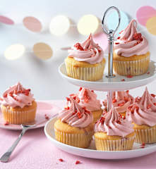 Vanille-Erdbeer Cupcakes mit rosa Swiss Meringue