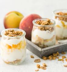 Postre de yogur griego con granola y melocotón