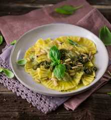 Teigtascherl mit Spinatfülle und Basilikumpesto (vegan)