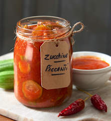 Conserva de calabacín picante con tomate