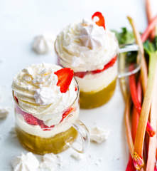 Eton mess, fraises et rhubarbe