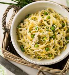 Fettuccini com frango e ervilhas