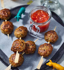 Fleischbällchenspieße mit Hot Salsa