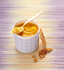 Compote express de pêche au caramel