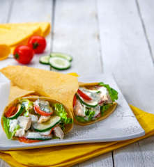 Wraps di pollo con insalata, cetrioli e pomodorini
