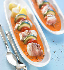 Fisch-Tomaten-Spieße mit Kartoffeln und Paprikasauce