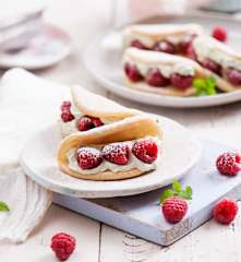 Omleciki biszkoptowe z matchą i malinami