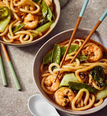 Makaron udon z krewetkami