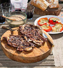 Chuletón a la brasa con salsa de oporto y pimientos con provoleta