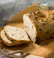 Pan con kéfir, harina integral y semillas