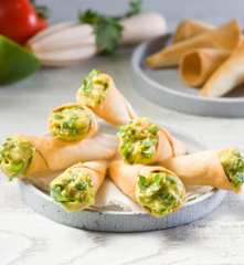 Cucuruchos de guacamole y queso cremoso