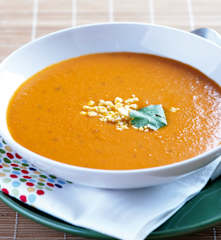 Sopa de tomate com manjericão