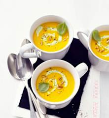 Möhrencremesuppe mit Pestocreme und Pinienkernen