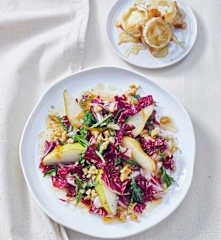 Radicchio mit warmem Balsamicodressing und Ziegenkäsetalern