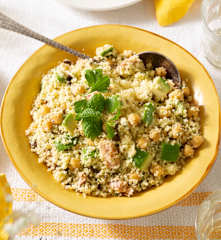 Ensalada de cuscús y garbanzos con aguacate
