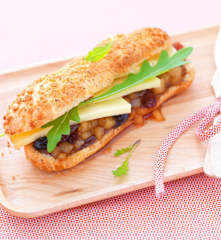 Eclairs au cantal et chutney de poires