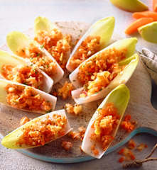 Möhren-Apfel-Rohkost auf Chicorée